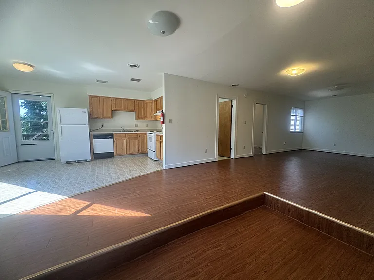 521 E 7th St #2 — Photo 11