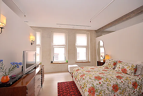 Sold by Yael Dunsky Real Estate | media 2