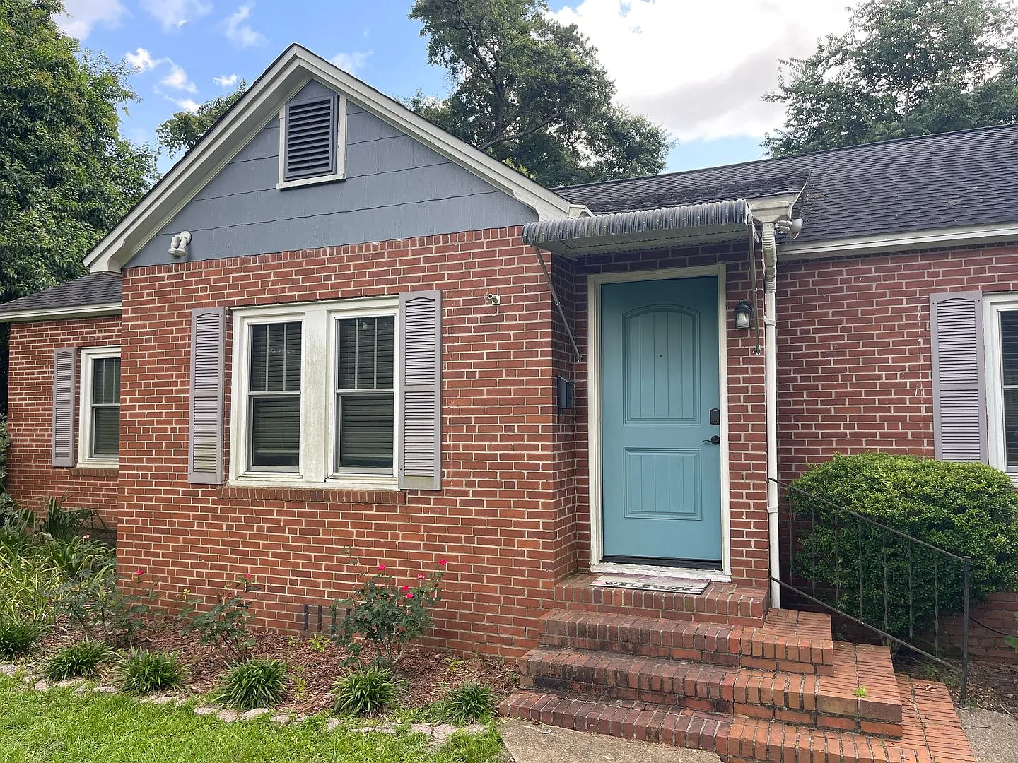 Beautiful 3 bedroom home with large backyard — Photo 2