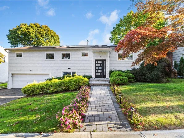 9 Carriage Road, Great Neck, NY 11024