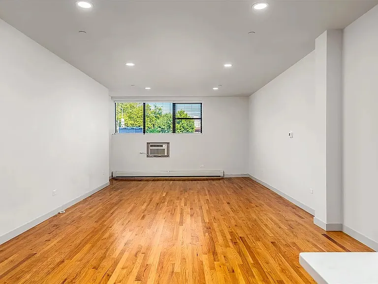 5110 Vernon Blvd #1C — Photo 4