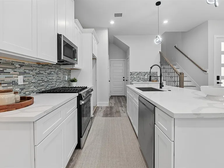 892 Paul Quinn St — Photo 6