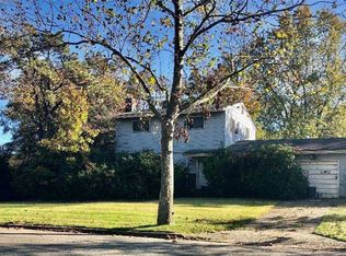 3 Milligan St, Dix Hills, NY 11746