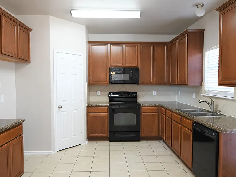 1008 Starlight Dr — Photo 4