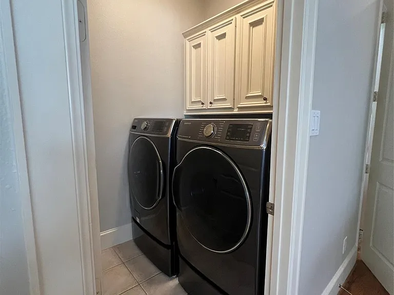 2330 Camden Dr — Photo 8