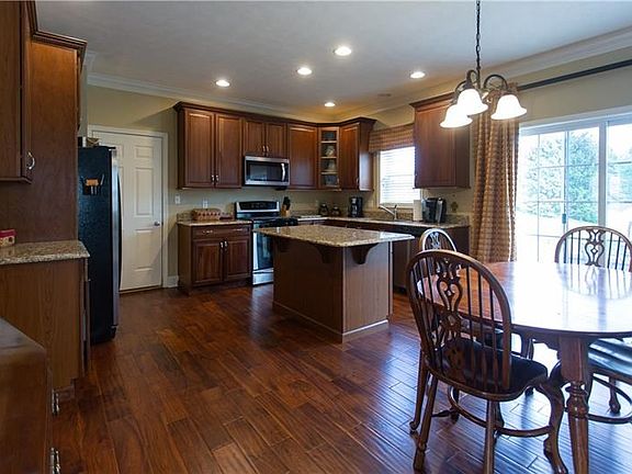 4th image of 2013 Meadow Lane Dr