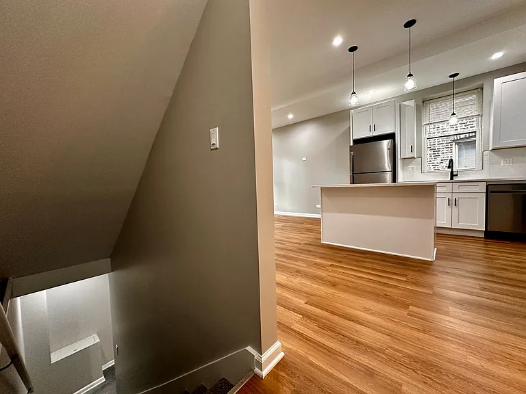 Amazing 4-bed Duplex by UIC — Photo 21