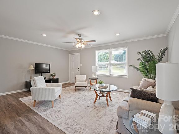 5th image of 111 Lois Ct