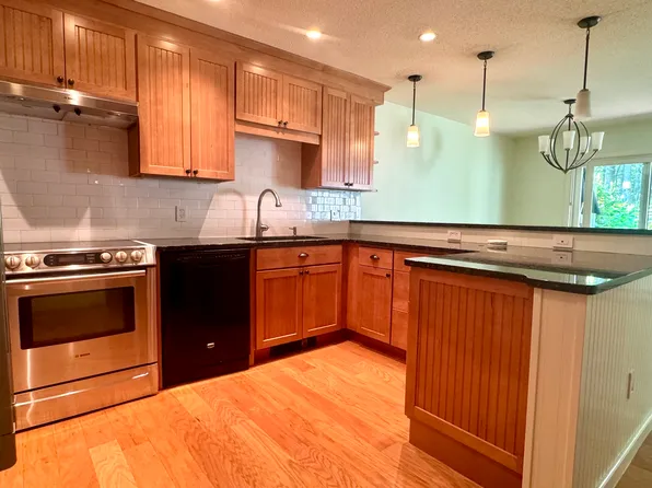 702 Fairway Vlg #702, Leeds, MA 01053