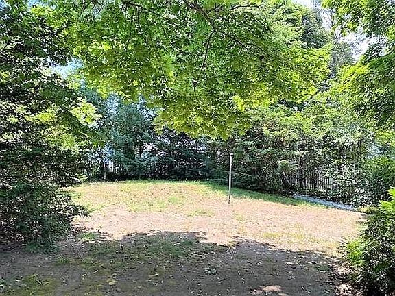 3rd image of 82 Kernwood Ave