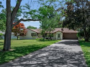 17 Highland Dr, East Aurora, NY 14052