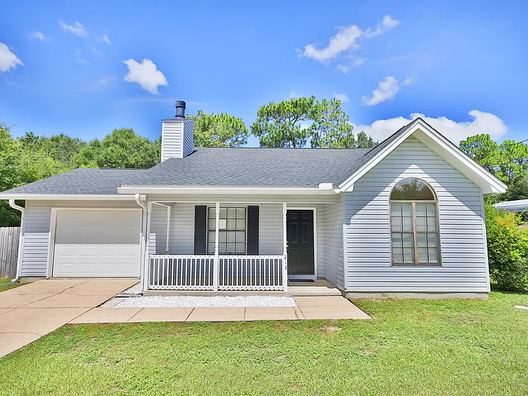213 Walker Cir W — Photo 1