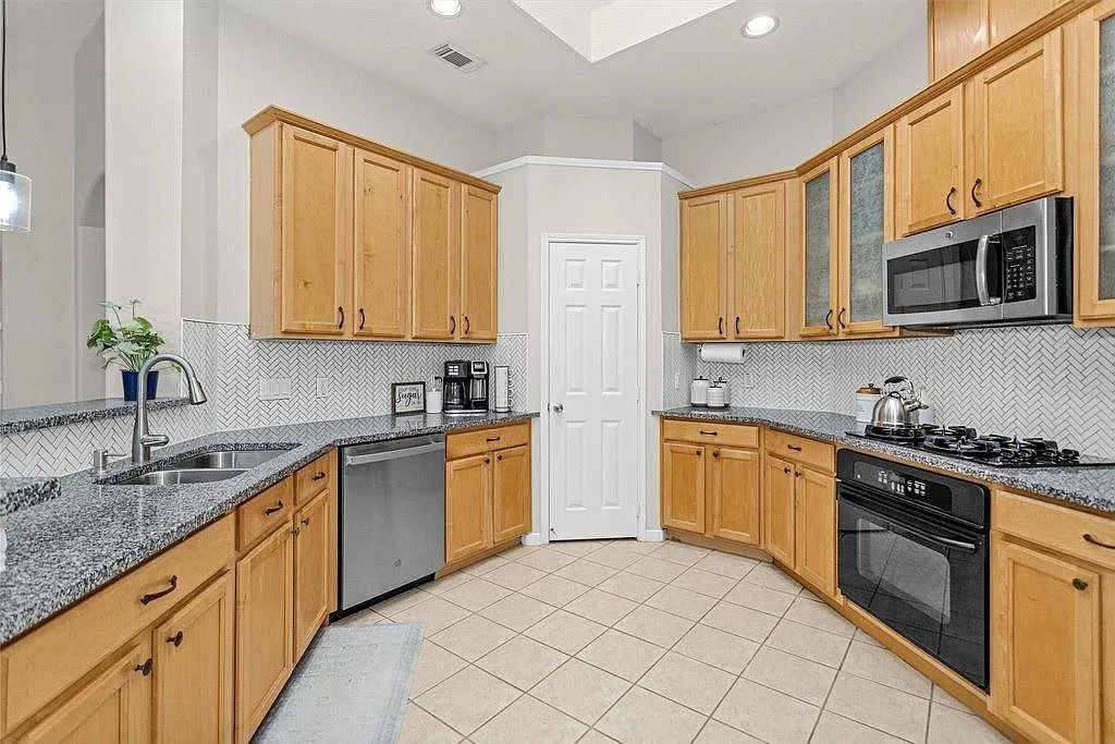 3 bed, 2.0 bath, 1861 sqft, $2,950 — Photo 2