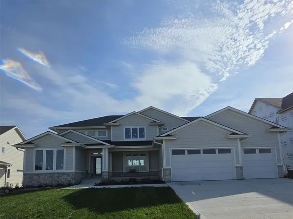 16224 Sharon Dr, Urbandale, IA 50323