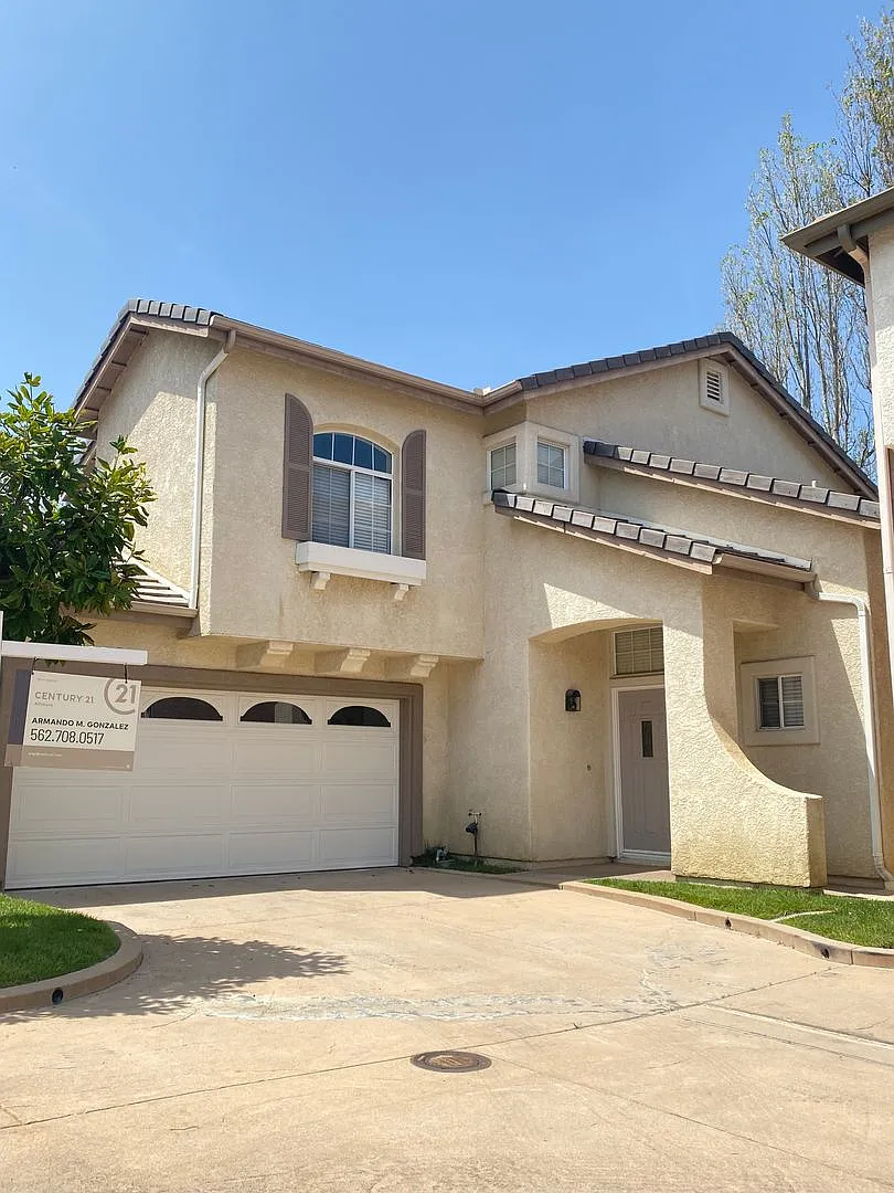 3 bed, 2 1/2 bath home in desirable west Simi Valley gated community — Photo 1