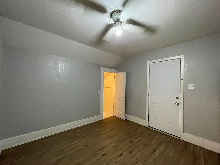 511 N Poplar — Photo 3