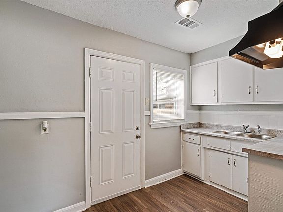 3rd image of 3077 Beaumont Ave #35