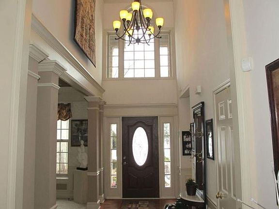STUNNING 2-STORY FOYER!