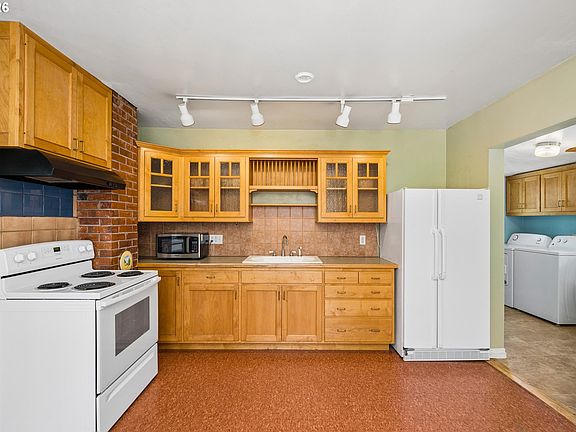 4th image of 2570 Emerald St