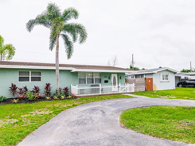 8570 NW 15th Ct — Photo 3