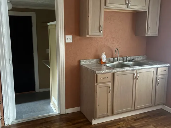 411 W 5th St, Benton, IL 62812