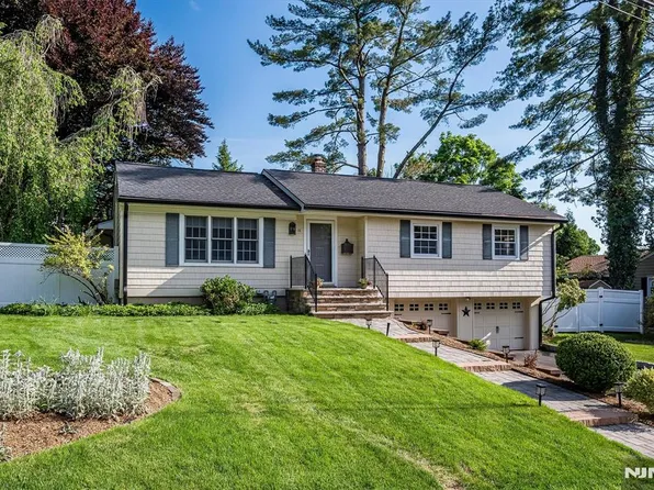 14 Clifford Dr, Park Ridge, NJ 07656
