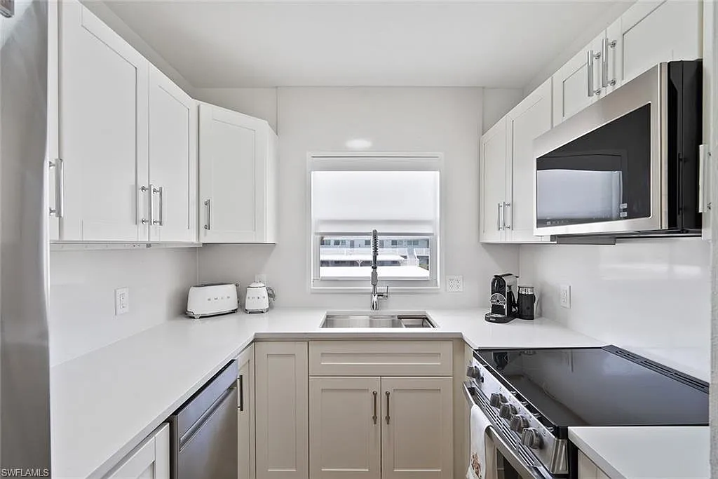 2 bed, 2.0 bath, 890 sqft, $3,950 — Photo 2