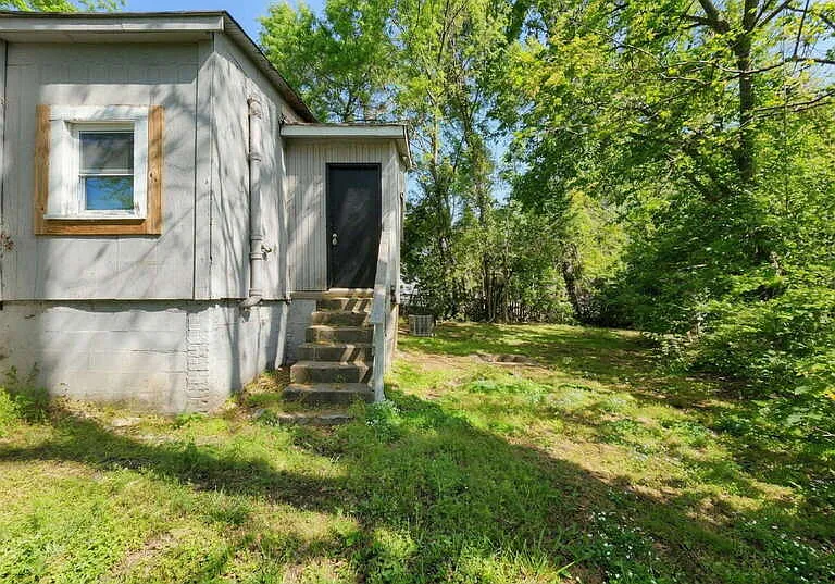 218 Irving Ave — Photo 4