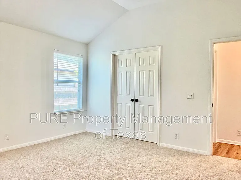 706 Stewart Dr — Photo 11