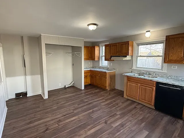 323 Main St — Photo 2