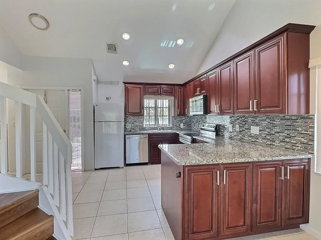 3 bed, 2.5 bath, 1270 sqft, $2,650 — Photo 2