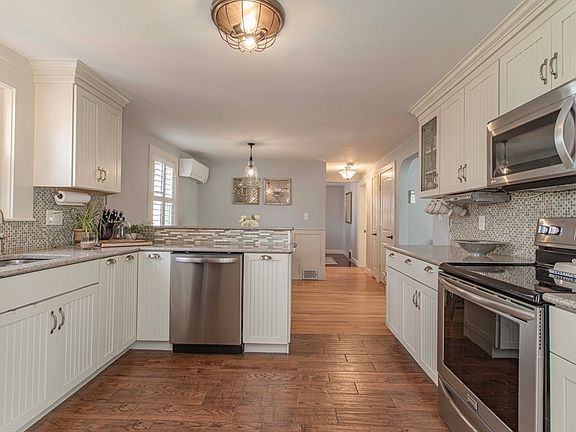 4th image of 24 Crestwood Cir