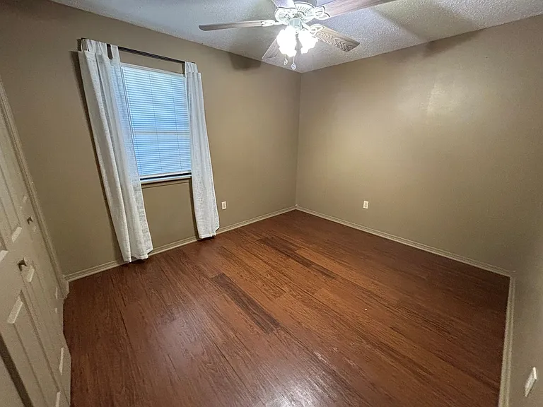 1402 N Hartford Ave — Photo 6