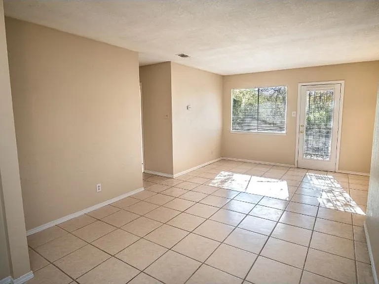 6916 Shady Grove Dr — Photo 2