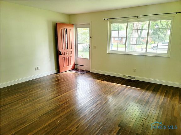 2nd image of 5907 Malden Ave