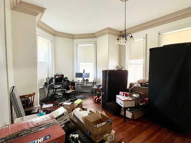 129 W Linn St — Photo 2