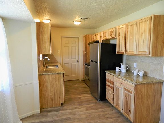 3rd image of 2701 Custer Ave