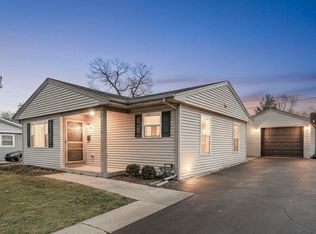 73 Wren Rd, Carpentersville, IL 60110