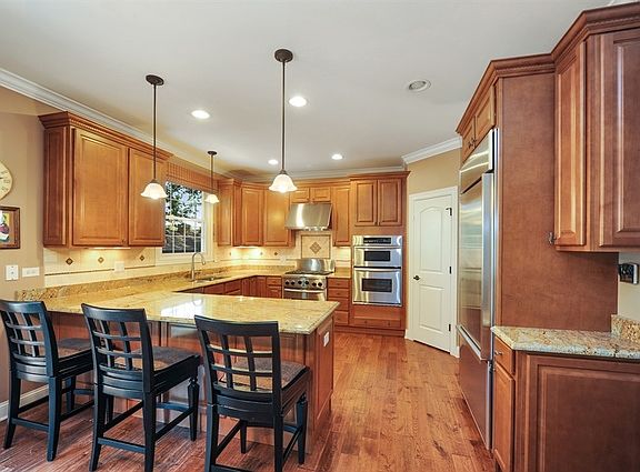 3rd image of 1128 Davis Ave