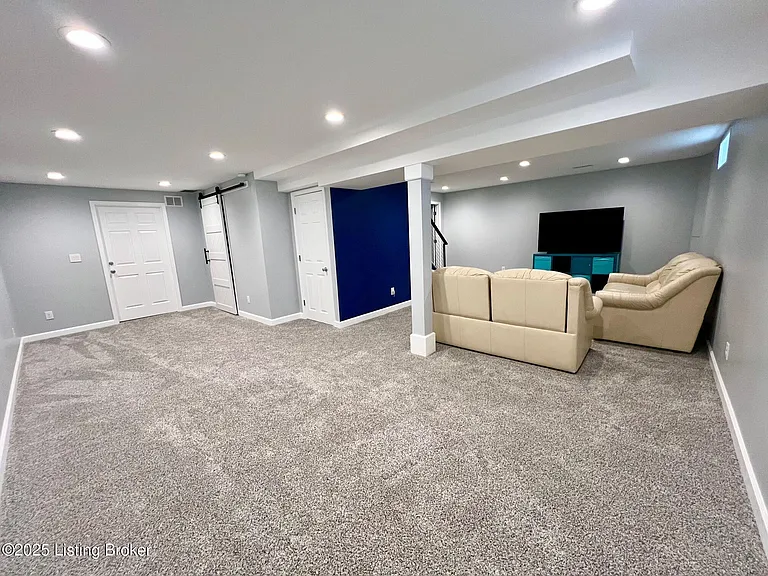 9216 Newbury Ct — Photo 17