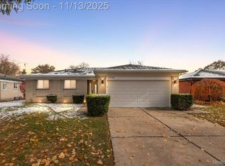 2750 Dover Dr, Troy, MI