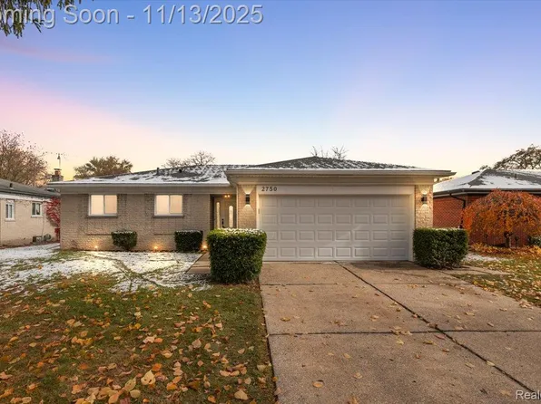 2750 Dover Dr, Troy, MI 48083