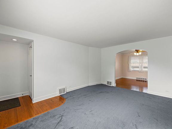 5th image of 14918 Hamlin Ave