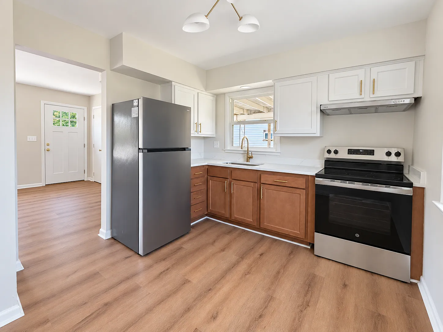 3 bed, 947 sqft, $1,745 — Photo 3