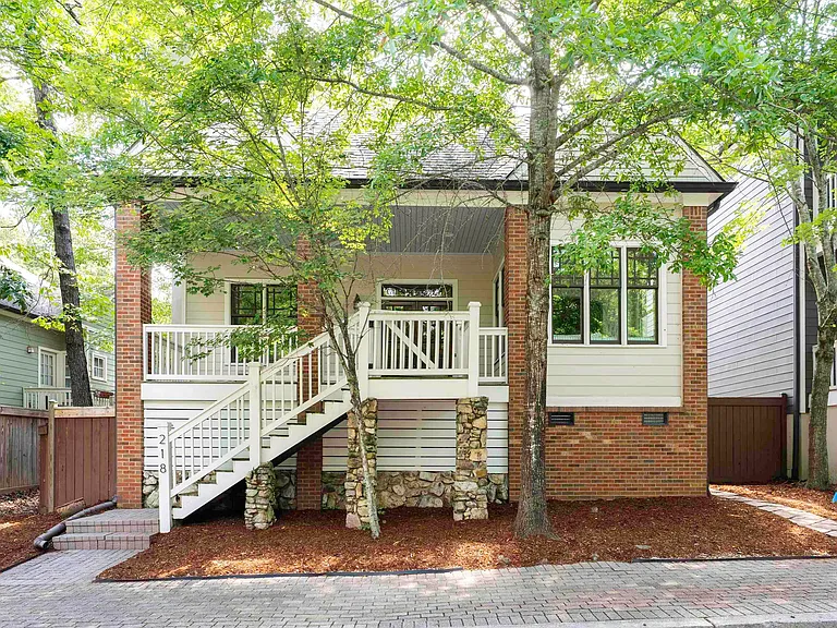 218 Hawthorn St — Photo 2