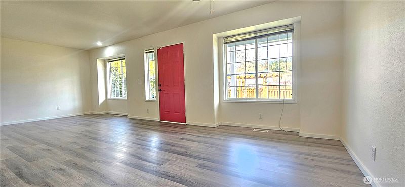 4th image of 209 Factory Avenue N