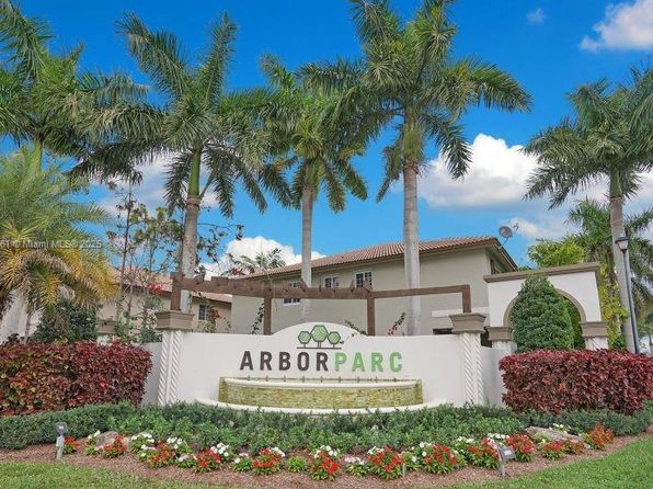 6001 Woods Edge Cir, Riviera Beach, FL 33410