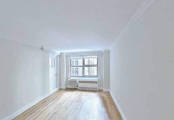 3rd image of 210 W 89th St APT 4L