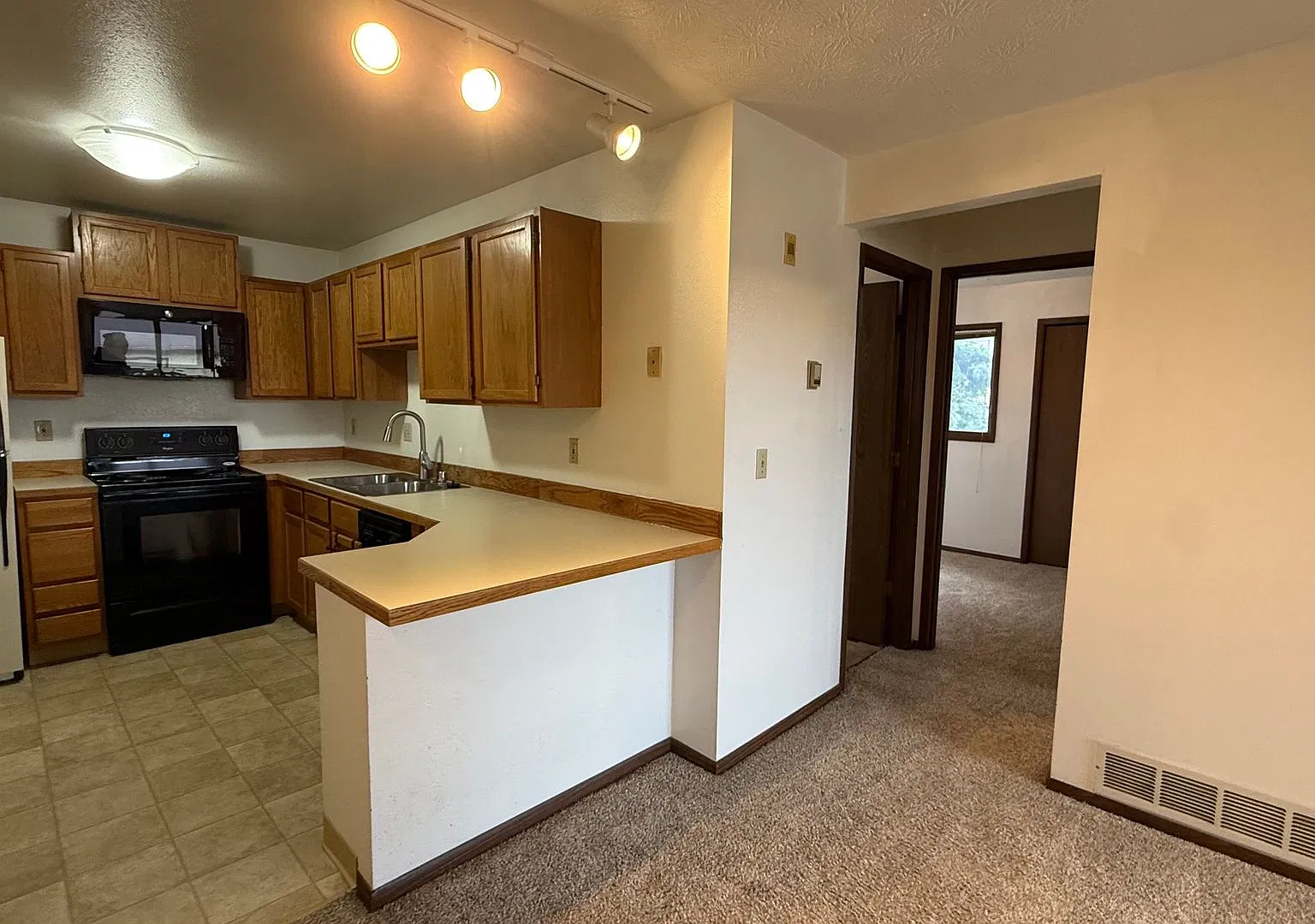 A cozy (2) bedroom condo located in Independence Park! — Photo 4