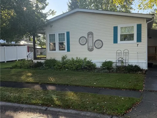 7 Symphony St, Olmsted Falls, OH 44138